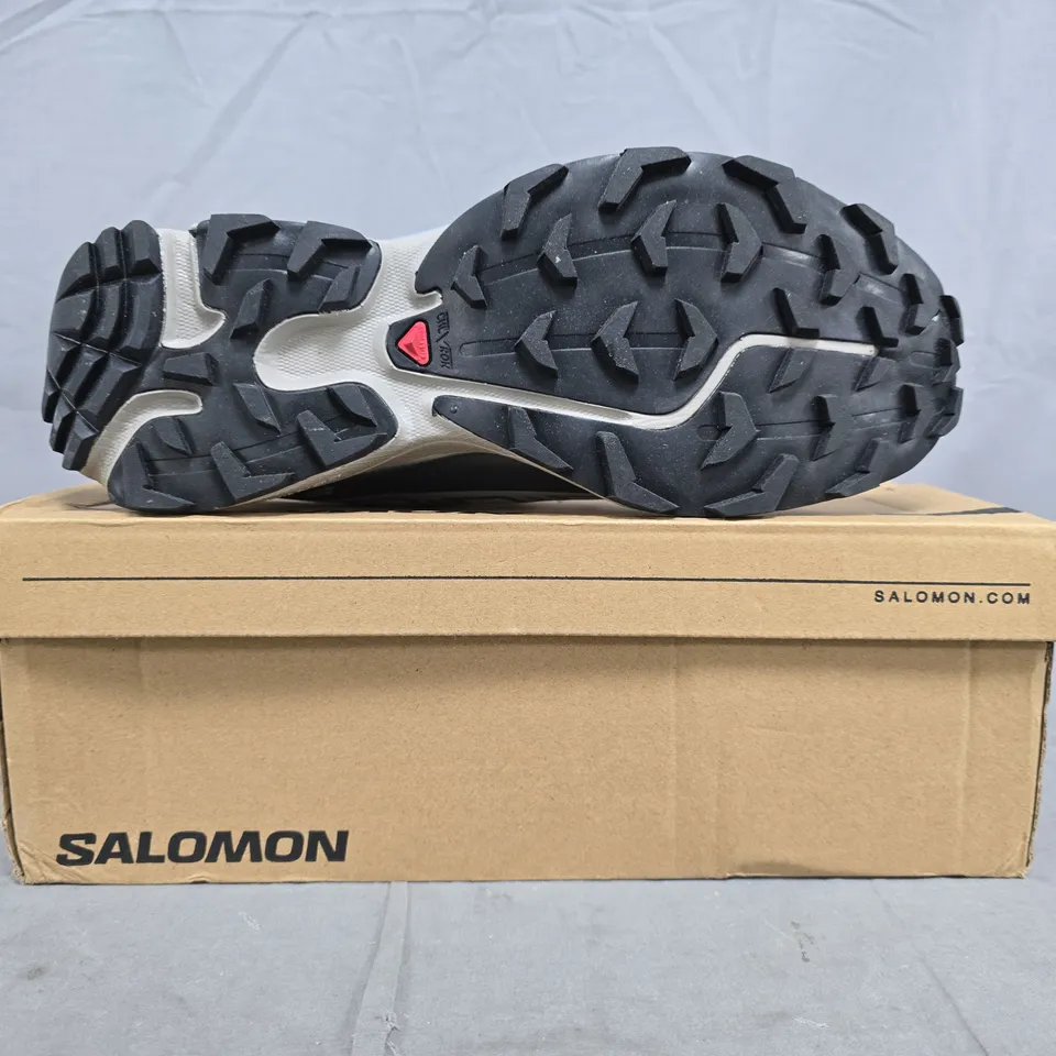 BOXED PAIR OF SALOMON XT-6 FOR DSM TRAINERS IN GREY/SILVER SIZE UK 7.5