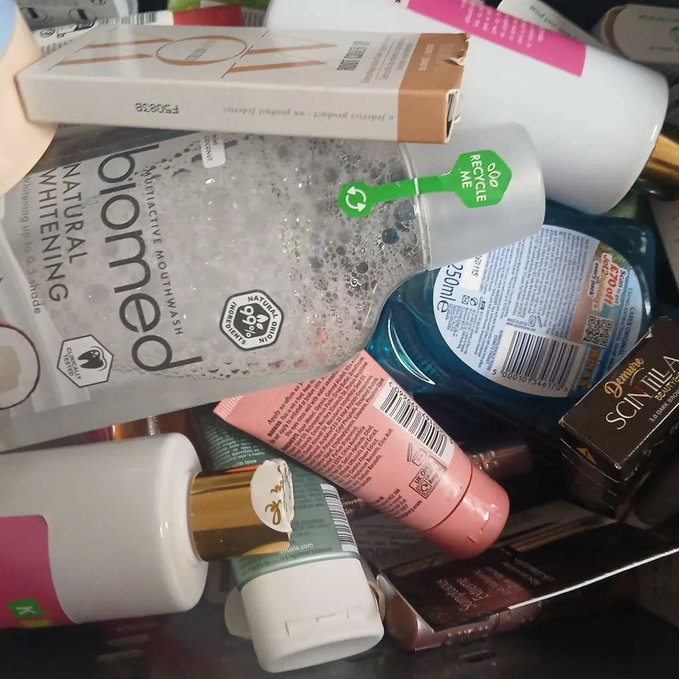 APPROXIMATELY 15 ASSORTED COSMETIC ITEMS TO INCLUDE EUCERIN, NIVEA, ETC - COLLECTION ONLY