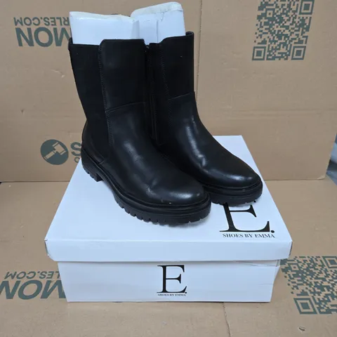 E. SHOES BY EMMA GABRIELLE BLACK PU BOOTS – UK 5