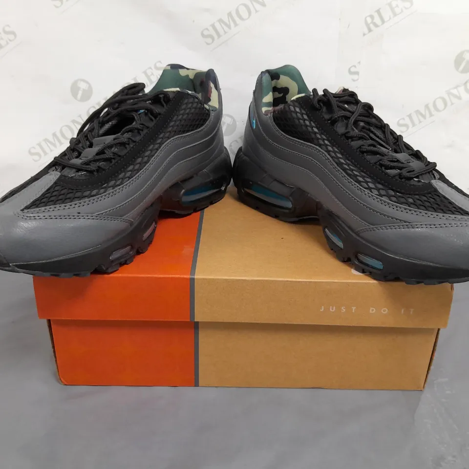 BOXED PAIR OF NIKE AIR MAX 95 TT SHOES IN BLACK/CAMO UK SIZE 9