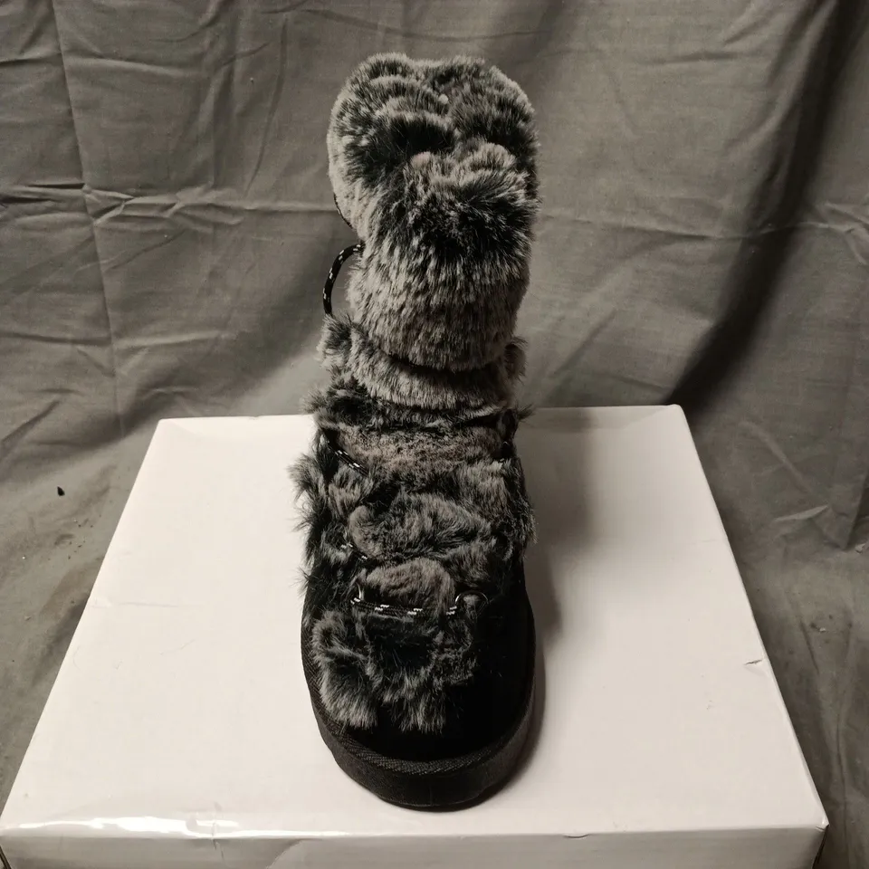 WOMEN'S FAUX FUR-LINED WINTER ANKLE BOOTS – BLACK SIZE 4 BOXED