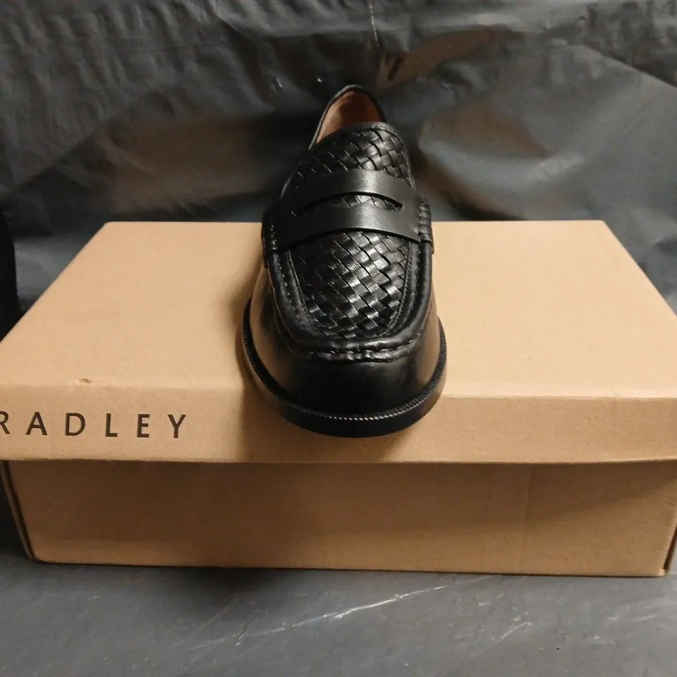 BOXED PAIR OF RADLEY THREADNEEDLE ROW SHOES IN BLACK SIZE UK 4