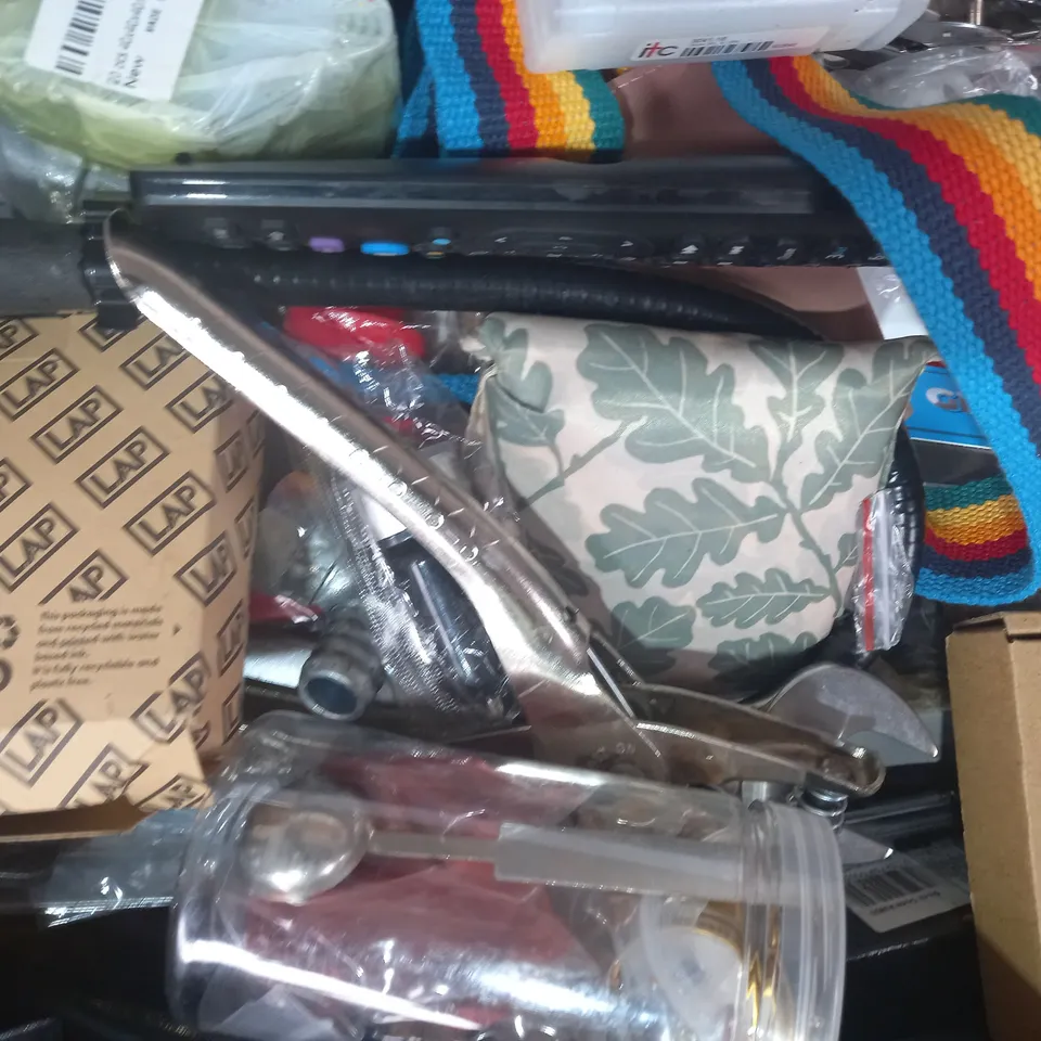 LOT OF APPROXIMATELY 10 ASSORTED HOUSEHOLD ITEMS TO INCLUDE OPTICAL MOUSE, GLUCOSE SENSOR, WATERING CAN SALT AND PEPPER SET, ETC