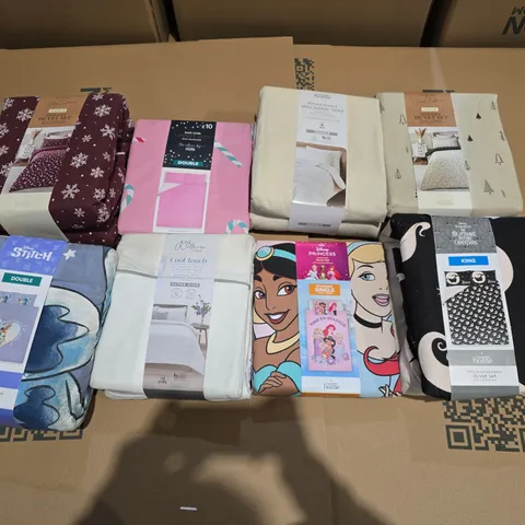 BOX OF APPROXIMATELY 12 ASSORTED BEDDING AND SOFT FURNISHING ITEMS TO INCLUDE- BEDDING SETS ETC.