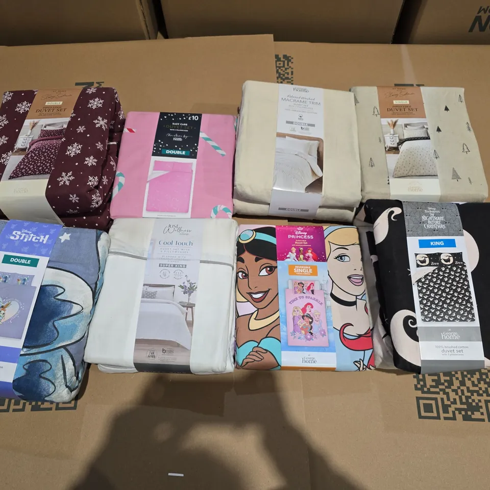 BOX OF APPROXIMATELY 12 ASSORTED BEDDING AND SOFT FURNISHING ITEMS TO INCLUDE- BEDDING SETS ETC. 
