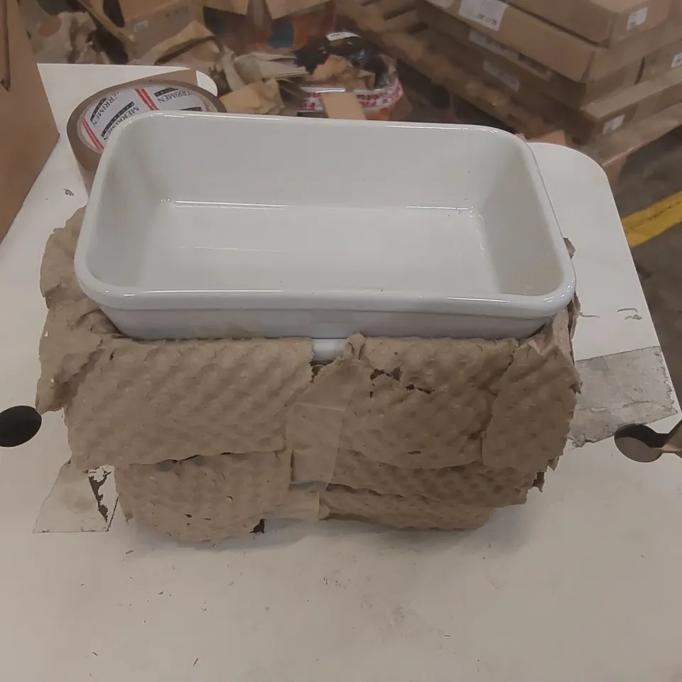 BOX CONTAINING APPROXIMATELY 6x PILLIVUYT DISHES