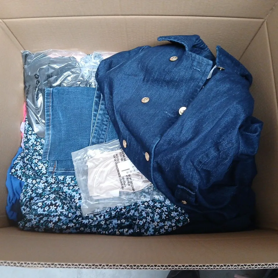 LARGE QUANTITY OF ASSORTED CLOTHING ITEMS TO INCLUDE PRIMARK, NEW LOOK AND ZARA