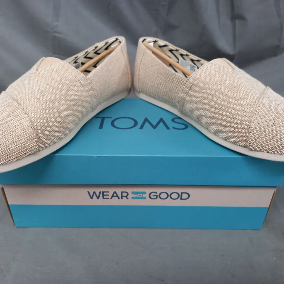 BOXED PAIR OF TOMS CANVAS SLIP-ON SHOES IN SAND UK SIZE 10.5