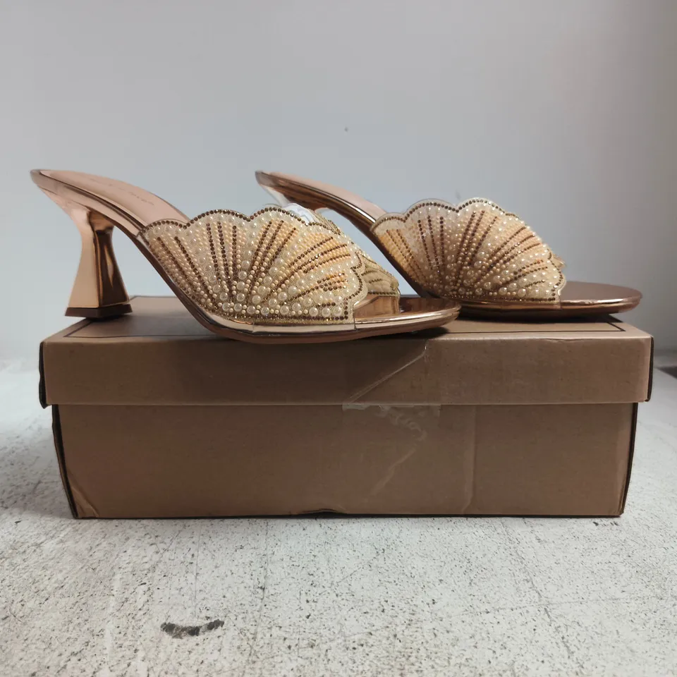 BOXED PAIR OF ON FEET & IN LOVE OPEN TOE HEELED SANDALS IN METALLIC ROSE GOLD W. JEWEL EFFECT DETAIL SIZE EU 40