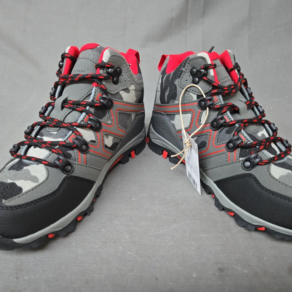 BOXED PAIR OF MOUNTAIN WAREHOUSE OSCAR 2 KID'S WALKING BOOTS IN URBAN CAMO/RED UK SIZE 3