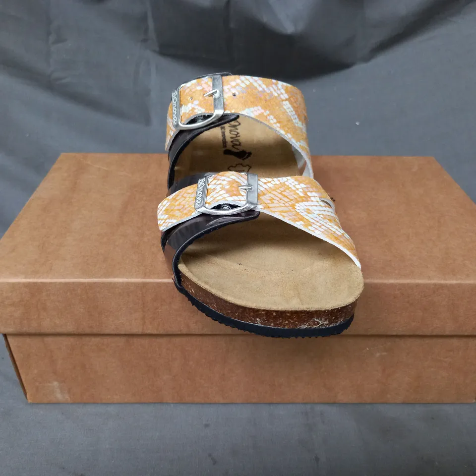 BOXED PAIR OF BONOVA OPEN TOE WEDGE SANDALS IN ORANGE/WHITE W. PRISMATIC EFFECT SIZE 7