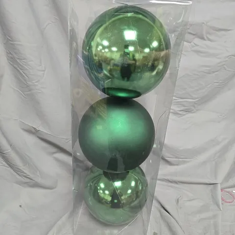 JUMBO BAUBLE IN GREEN