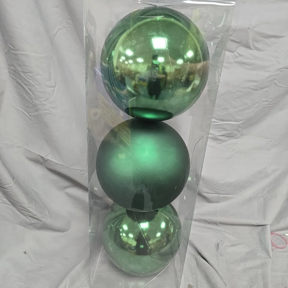 JUMBO BAUBLE IN GREEN