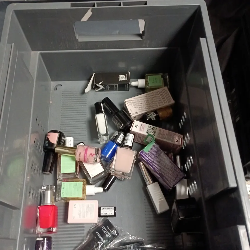 APPROXIMATELY 20 BOTTLES OF NAIL VARNISH TO INCLUDE OPI, MYLEE AND AVON