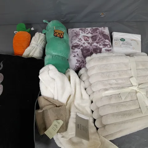 APPROXIMATELY 8 ASSORTED HOUSEHOLD ITEMS TO INCLUDE VARIOUS BEDDING IN VARIOUS SIZES AND STYLES
