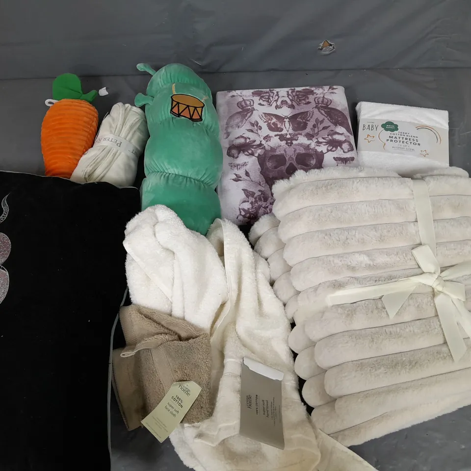 APPROXIMATELY 8 ASSORTED HOUSEHOLD ITEMS TO INCLUDE VARIOUS BEDDING IN VARIOUS SIZES AND STYLES