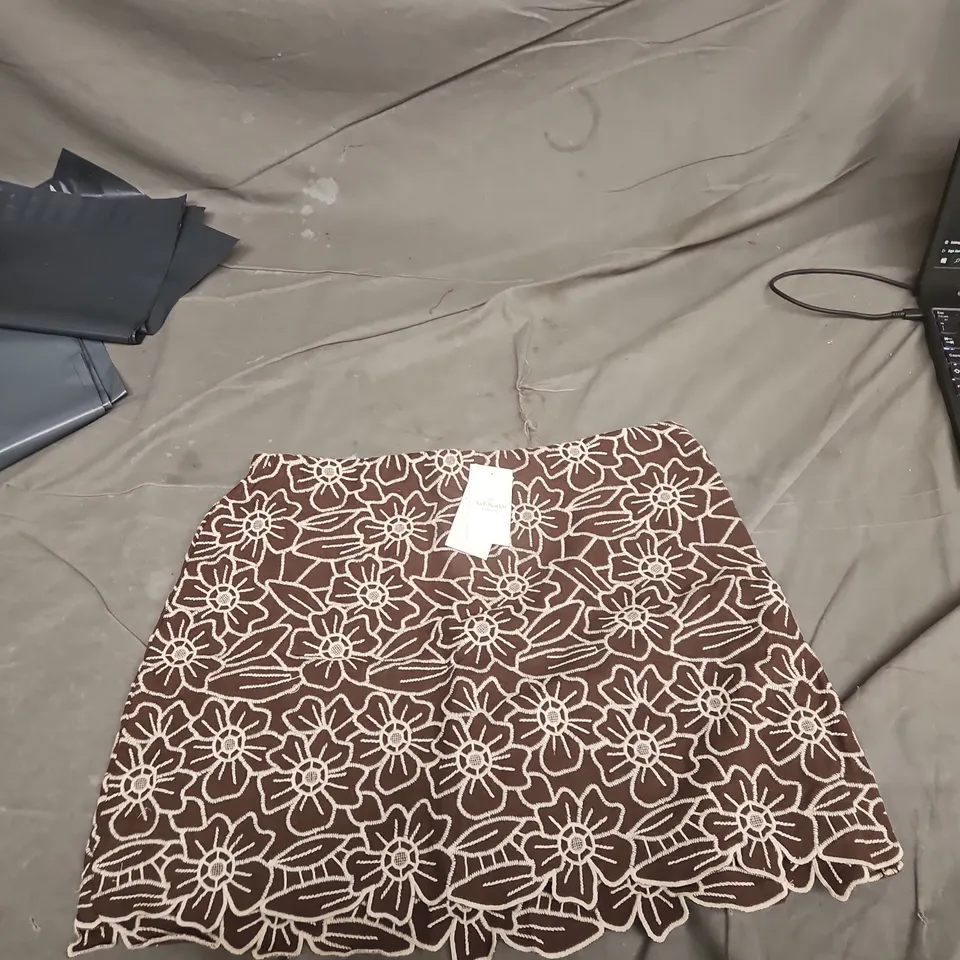 ABERCROMBIE & FITCH SCARLETT MINI SHORT ULTRA HIGH RISE – BROWN FLORAL FABRIC, SIZE M 
