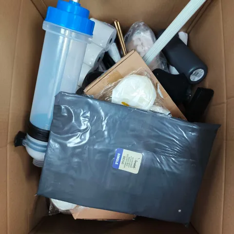 APPROXIMATELY 15 ASSORTED HOUSEHOLD PRODUCTS TO INCLUDE FITTED SHEETS, DRINKS CONTAINER, HOME DECOR ETC 