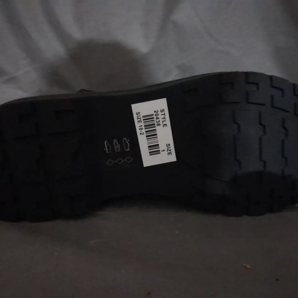 APPROXIMATELY 10 PAIRS OF KIDS FLAT MARY JANE SHOES SIZE 1  