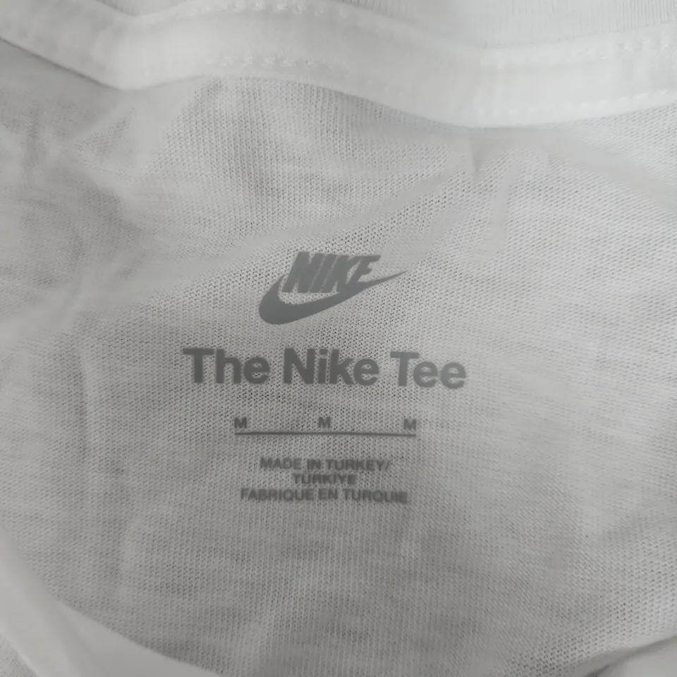 NIKE THE TEE WHITE T-SHIRT – SIZE M 