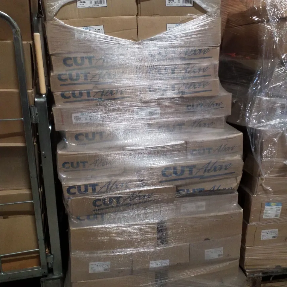 PALLET CONTAINING LARGE QUANTITY OF ASSORTED GREETINGS CARDS