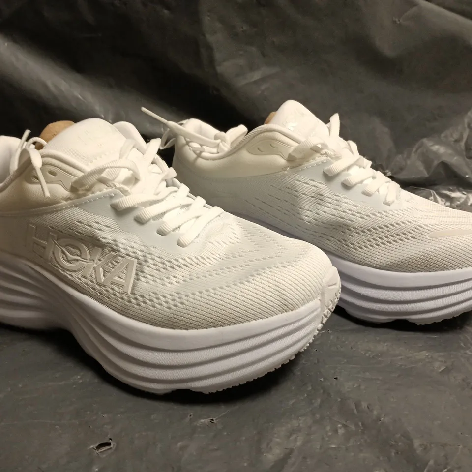 PAIR OF HOKA BONDI 8 TRAINERS IN WHITE SIZE 4.5