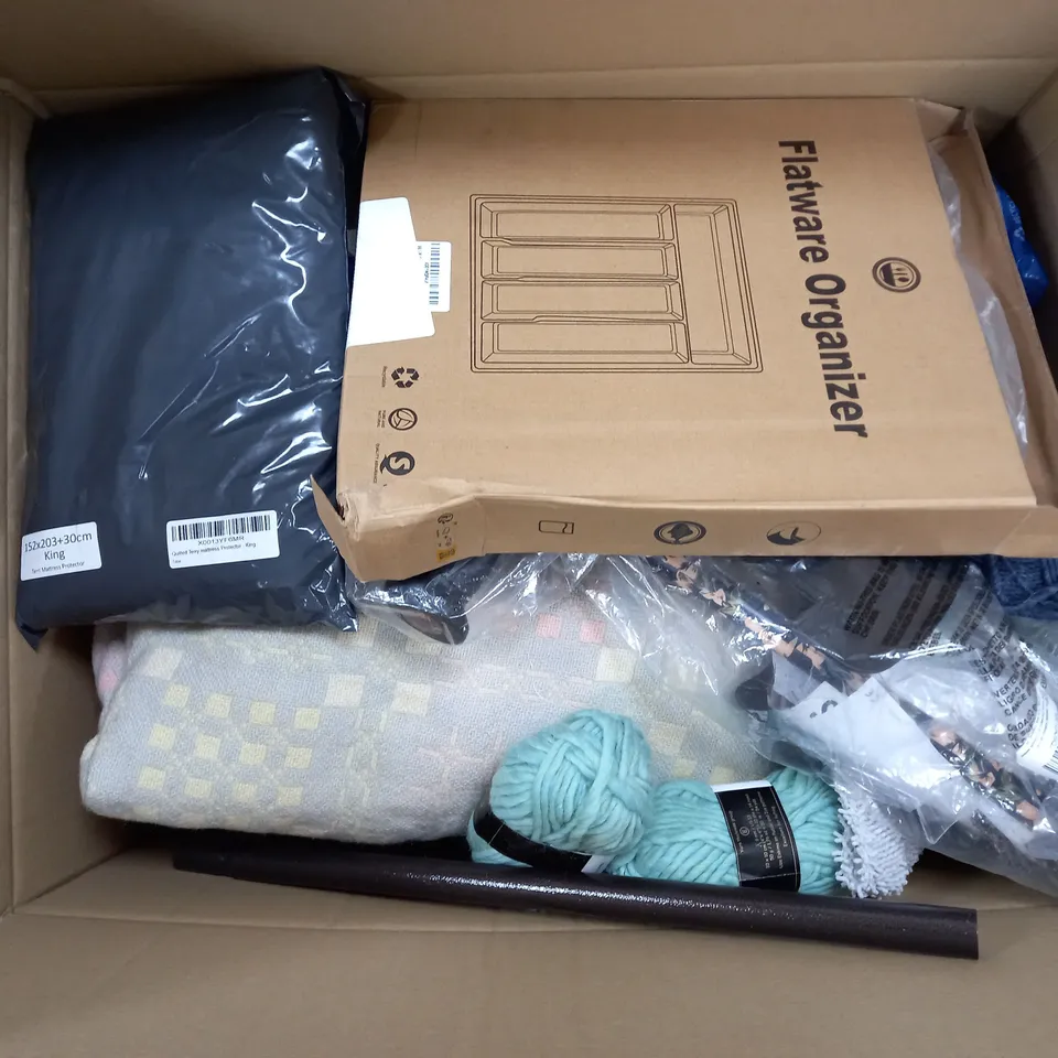 APPROXIMATELY 14 ASSORTED HOUSEHOLD ITEMS TO INCLUDE FLATWARE ORGANIZER, MATTRESS PROTECTOR, FINISH POWERBALL, ETC