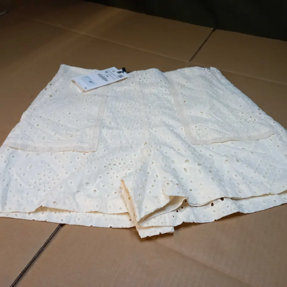 ZARA CREAM CUT OUT TEXTURED SHORTS - MEDIUM