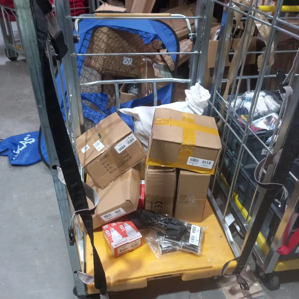 CAGE OF 11 ASSORTED ITEMS TO INCLUDE A DECOR MOSS RINGS AND A XMAS GARLAND GREEN2.7M  - COLLECTION ONLY