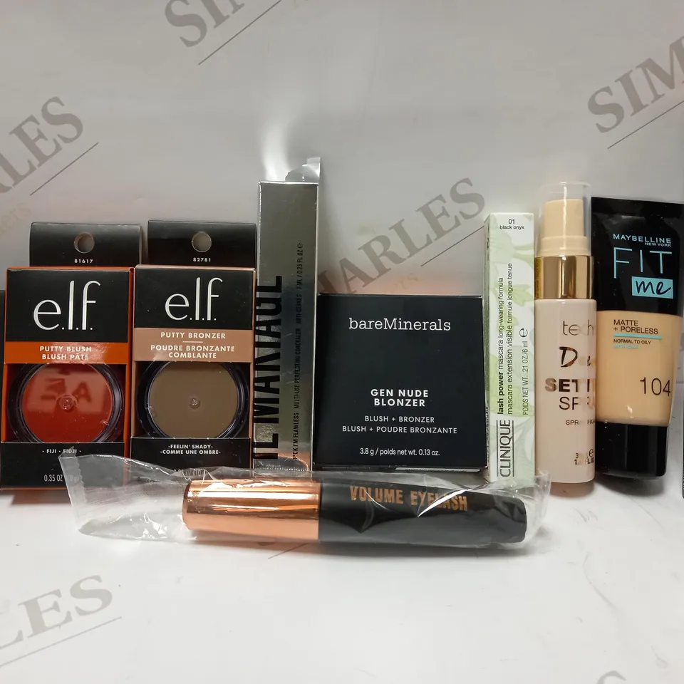 LOT OF APPROX 10 ASSORTED MAKEUP PRODUCTS TO INCLUDE E.L.F PUTTY BRONZER, CLINQUE LASH POWER MASCARA, MAC LIP PENCIL - BOLDY BARE, ETC