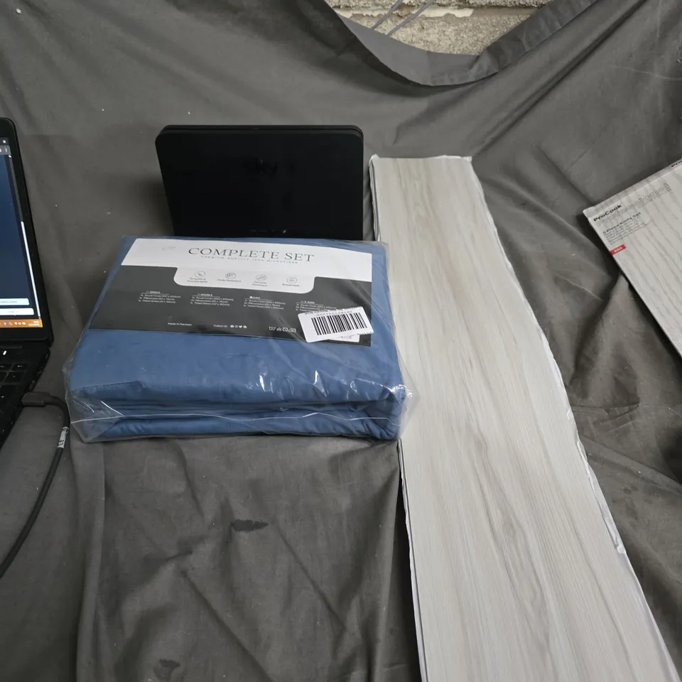 APPPROXIMATELY 30 ITEMS INCLUDING A SKY BOX BEDDING AND 10 SHEETS OF LAMINATE FLOOR COVERING PLUS VARIOUS HOUSEHOLD ITEMS .