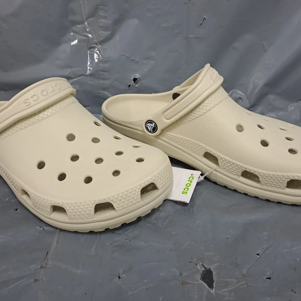 PAIR OF CROCS CLASSIC CLOGS IN CREAM SIZE UK M8/W9