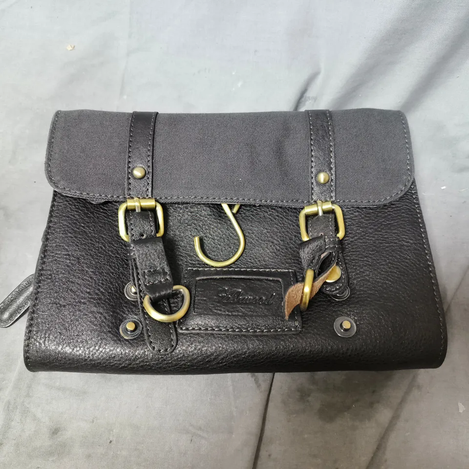 ASWOOD HANGING LEATHER WASHBAG – BLACK & BROWN LEATHER