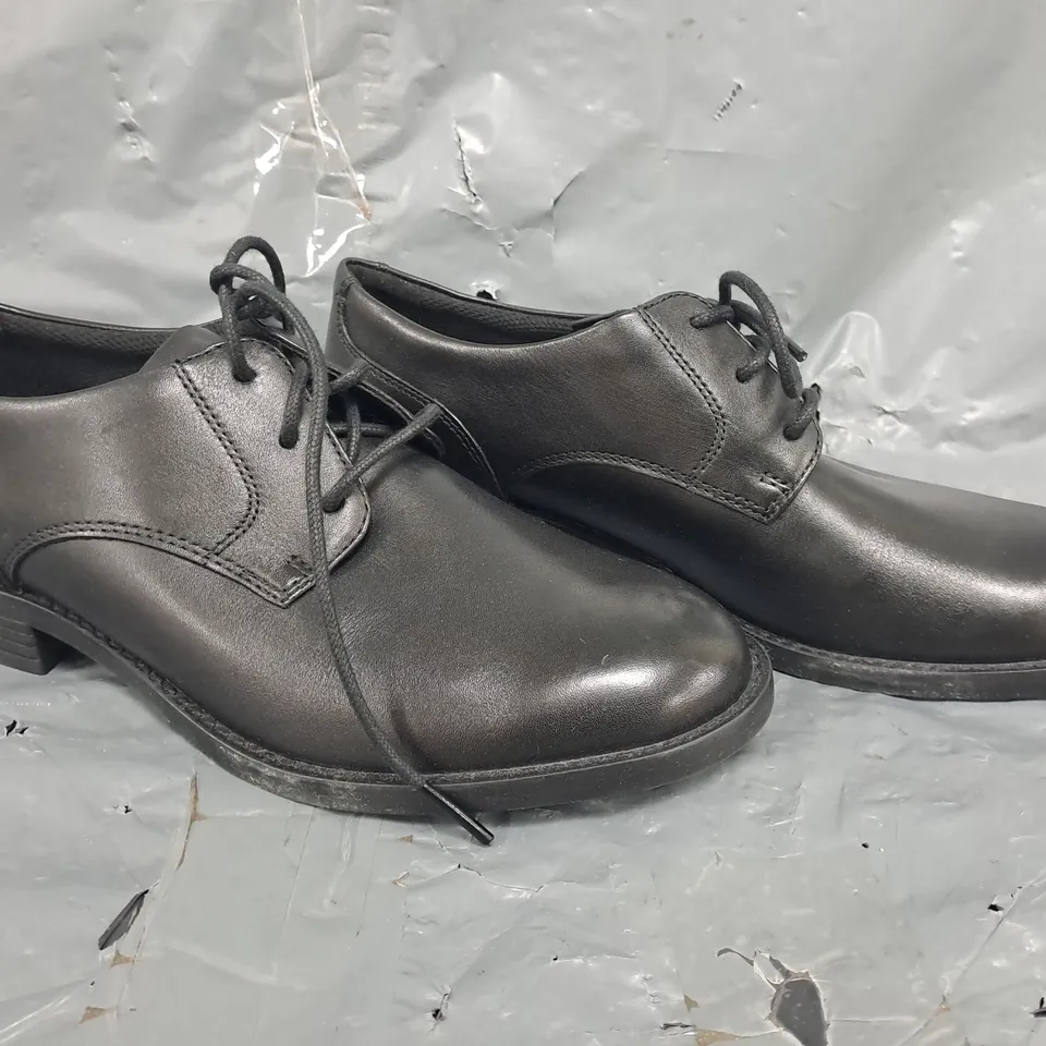 BOXED PAIR OF CLARKS SHOES IN BLACK SIZE UK 6.5