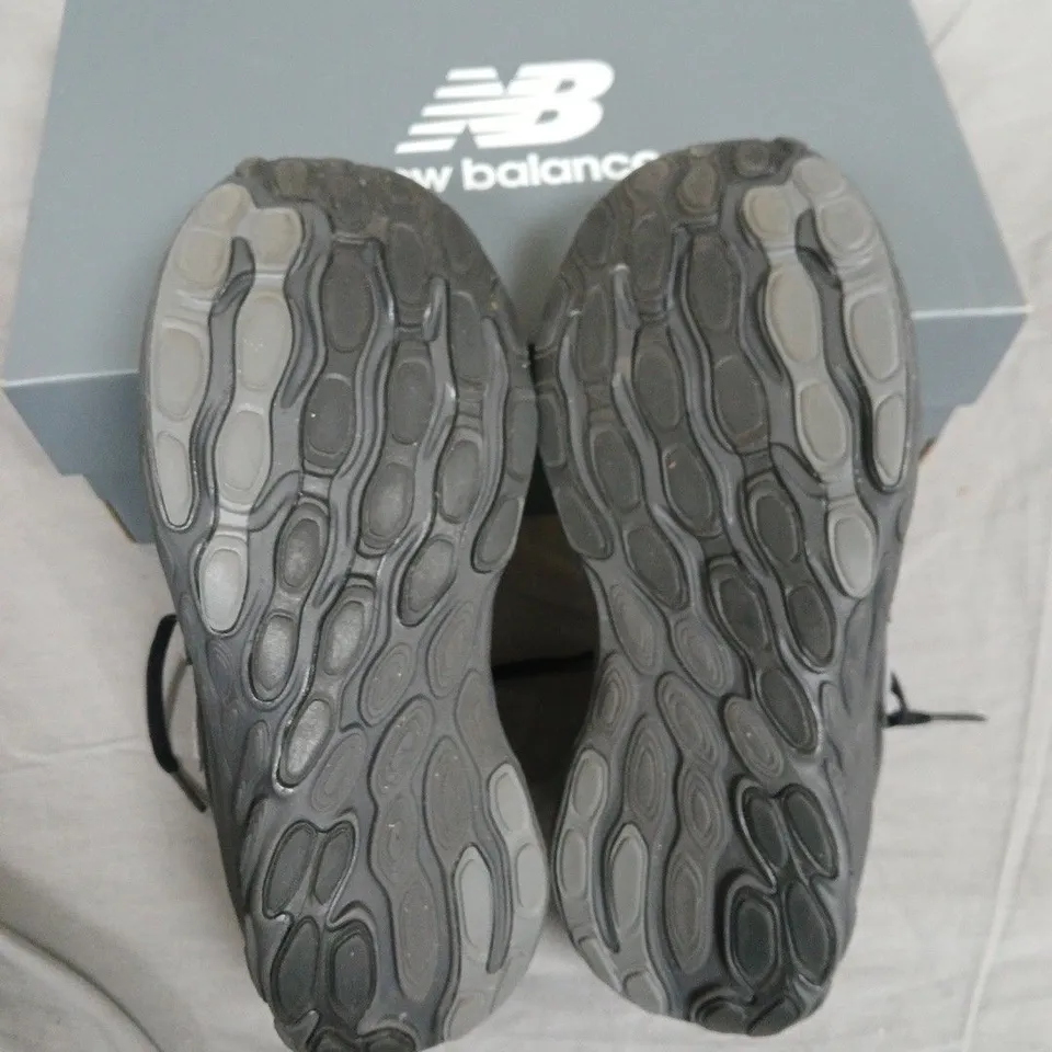 BOXED NEW BALANCE MEN’S RUNNING SHOES IN GREY/BLACK - UK 5.5