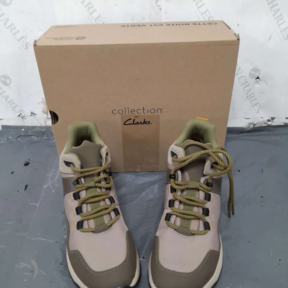 BOXED PAIR OF CLANKS JAUNT LO BOOTS DARK OLIVE COMBINATION UK 7