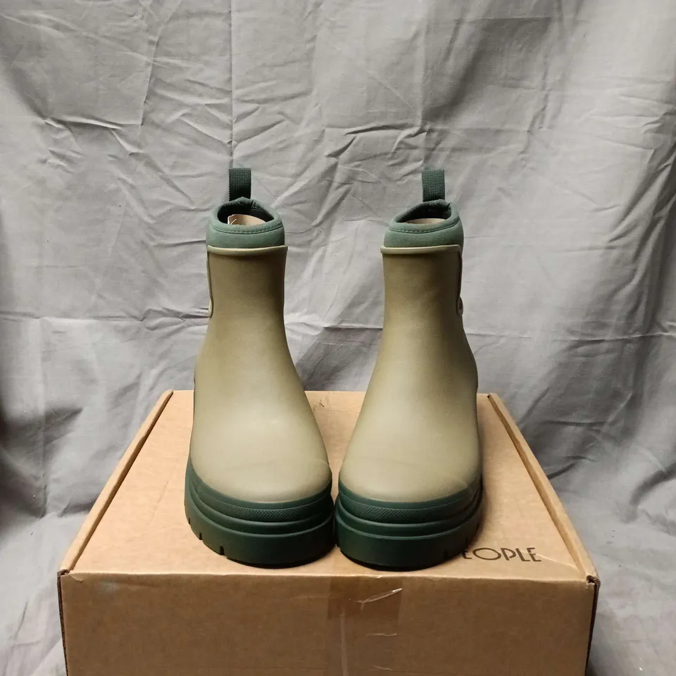 BOXED PAIR OF MERRY PEOPLE TULLY BOOT – KHAKI, UK 9 (EU 42)