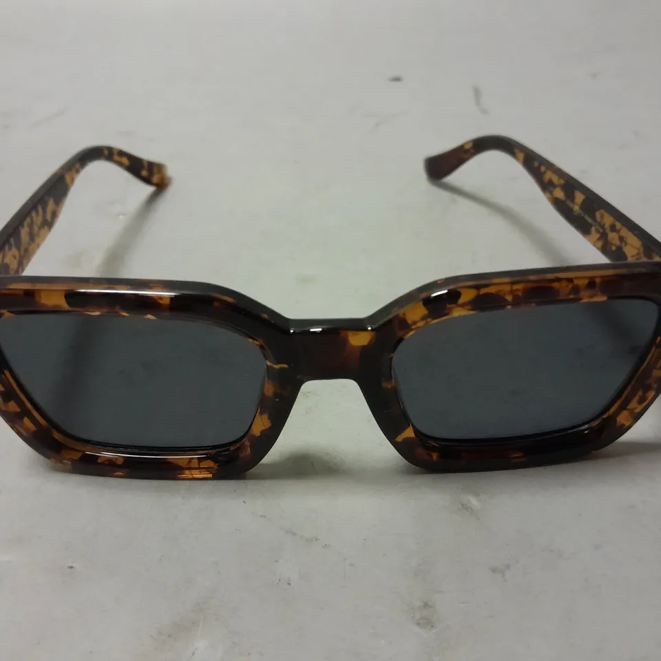 MELLER BROWN PATTERENED FRAMED GLASSES IN CASE