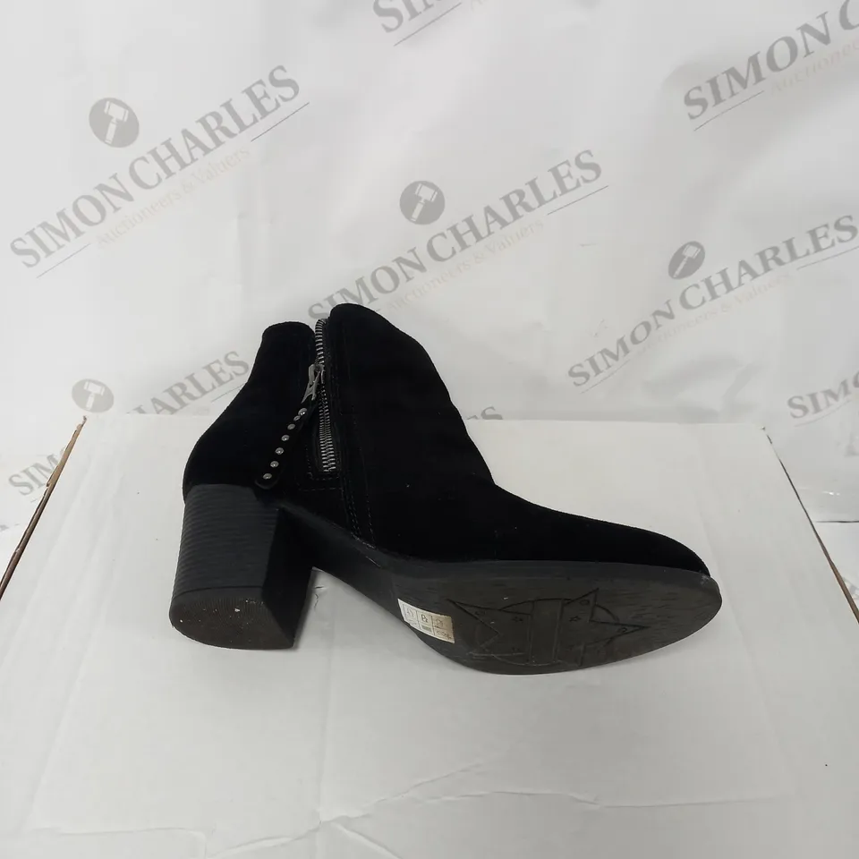 BOXED PAIR OF SKECHERS TAXI ZIPPER BOOTIES UK SIZE 4.5