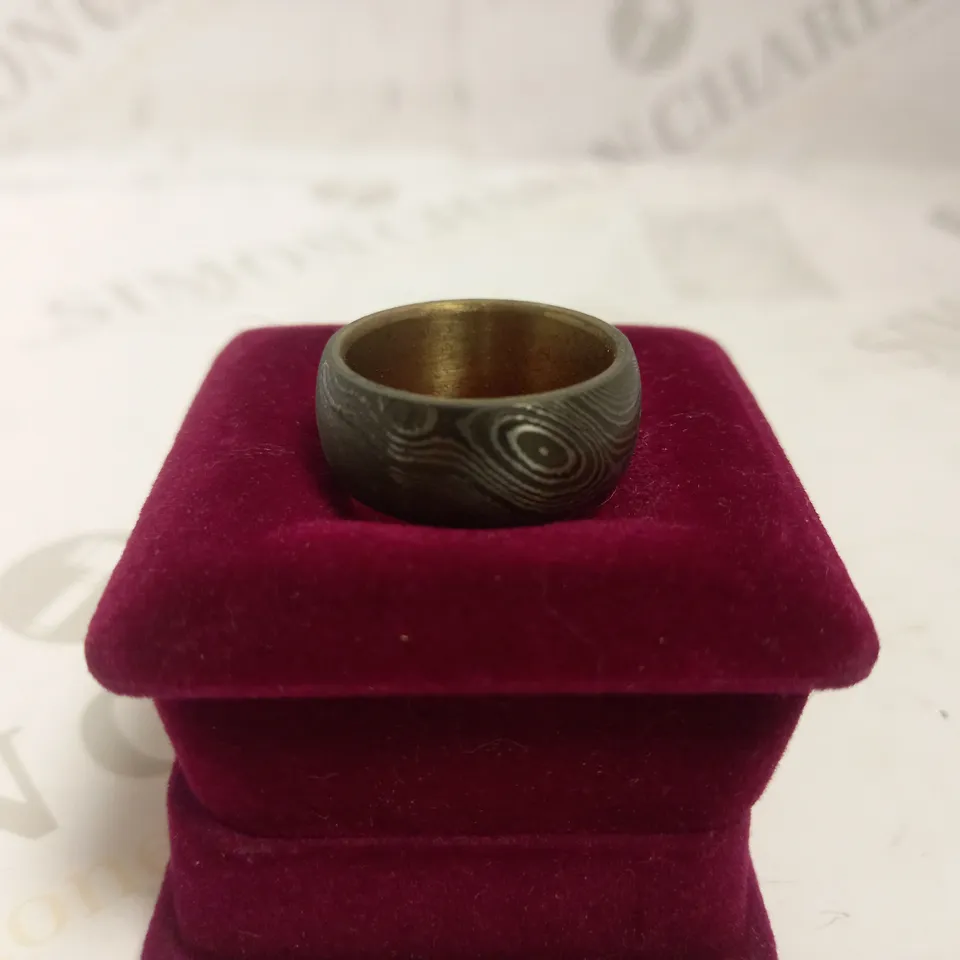 DESIGNER WIDE WOOD PATTERN RING