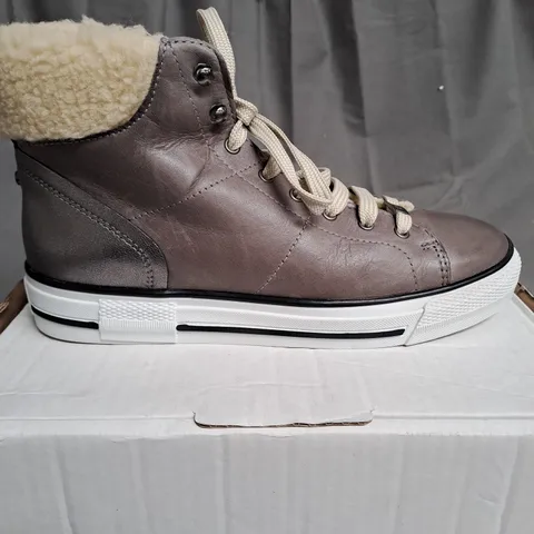 BOXED MODA DUSTY TORPE/CRΓME HIGHTOP SHOES - SIZE 6