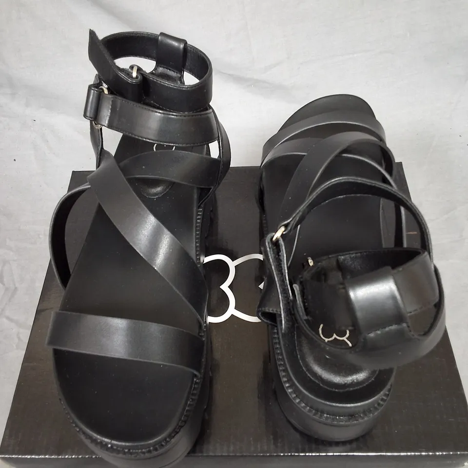 PAIR OF CHUNKY BLACK STRAPPING SANDALS IN BLACK - 6/39
