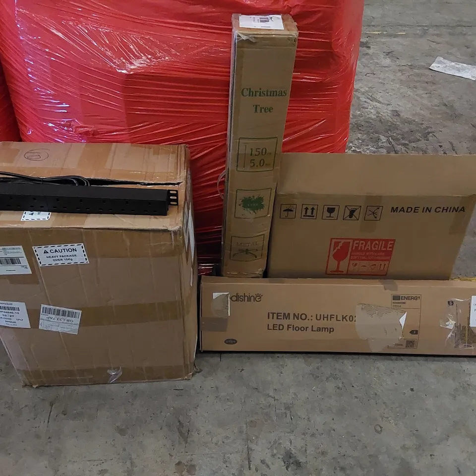 PALLET OF ASSORTED ITEMS INCLUDING: LED FLOOR LAMP, HOLLYWOOD VANITY MIRROR, SLEEPING BAGS, CHRISTMAS TREE, EXTENSION SOCKETS