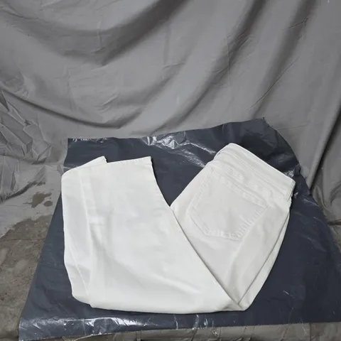 WHITE DENIM CAPRI TROUSERS – NYDJ / CHLOE CAPRI STYLE, SIZE 12 