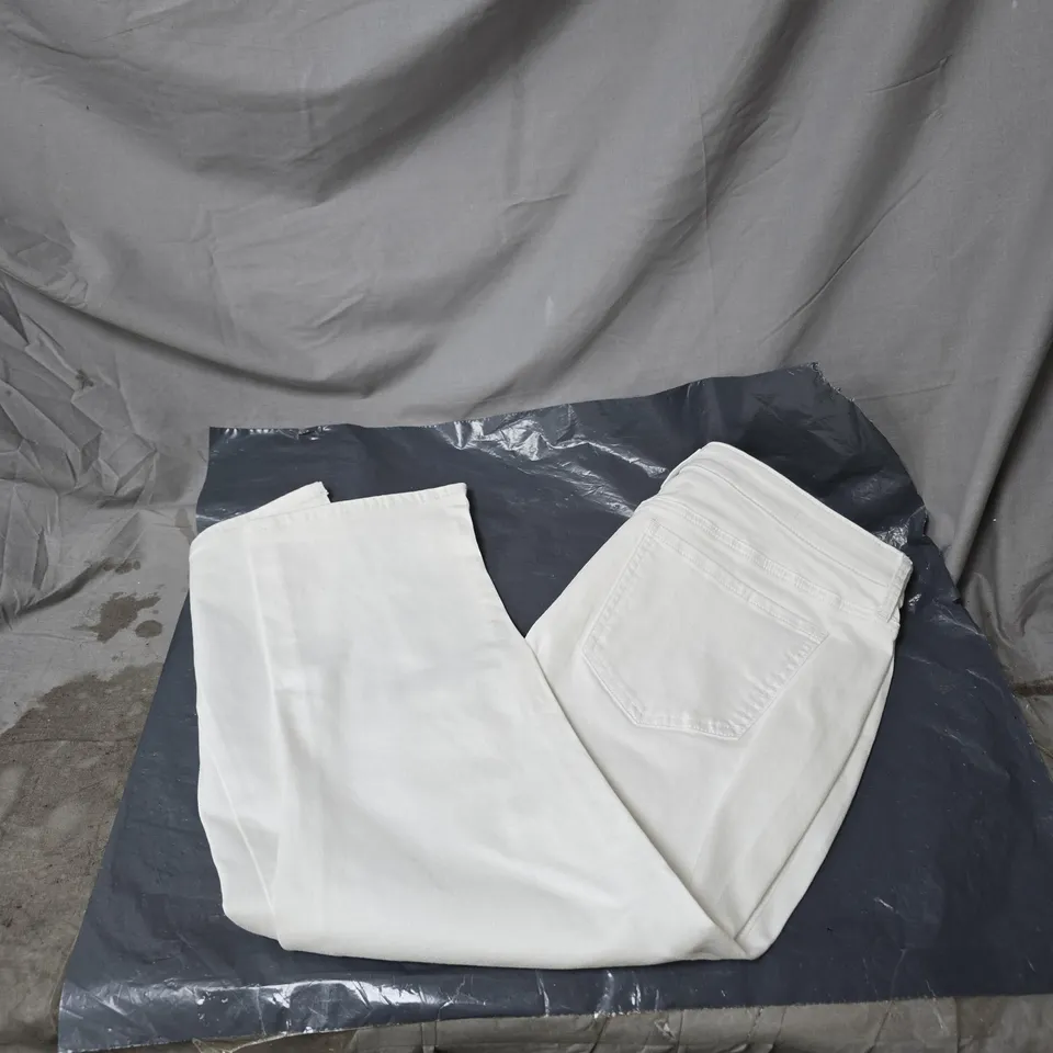 WHITE DENIM CAPRI TROUSERS – NYDJ / CHLOE CAPRI STYLE, SIZE 12 