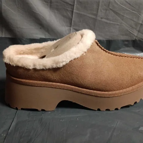 UNBOXED PAIR OF UGG TAN SUEDE MOCCASIN SLIPPERS WITH CREAM SHEARLING LINING – UK SIZE UNSPECIFIED
