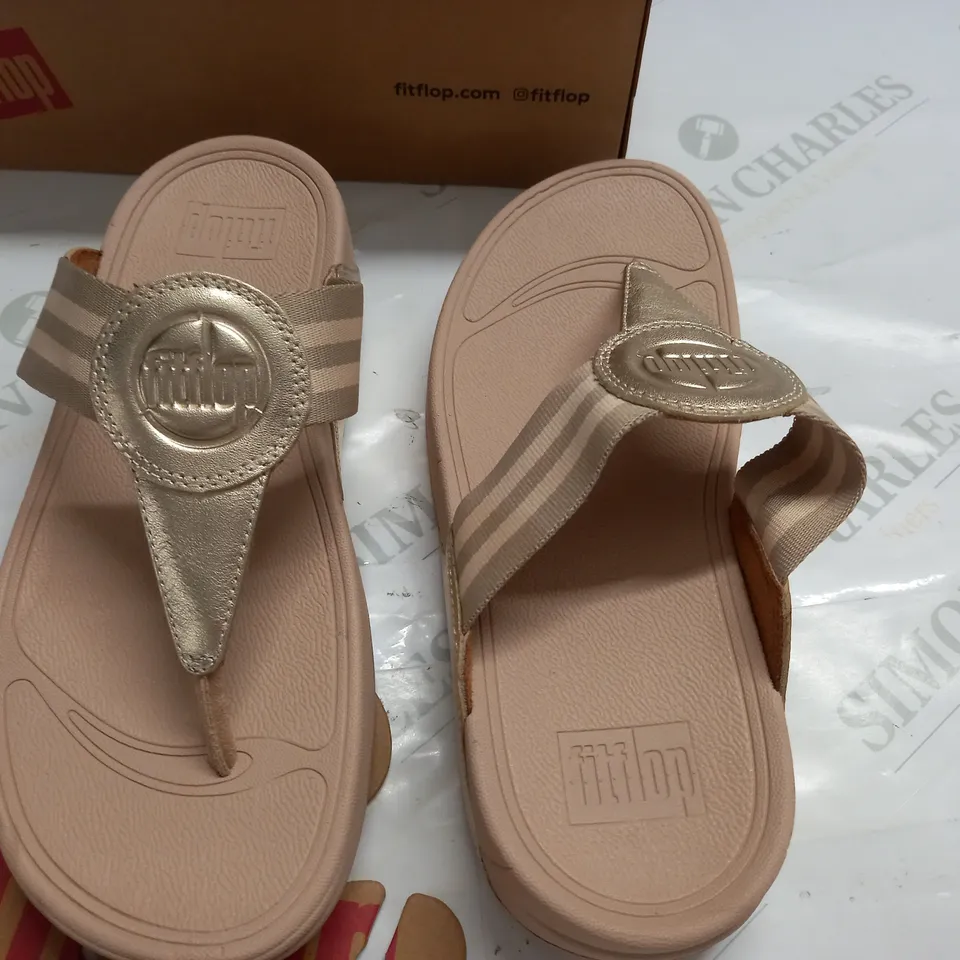 BOXED PAIR OF FITFLOP WALKSTAR TOE-POST SANDALS IN PLATINO - UK 4.5