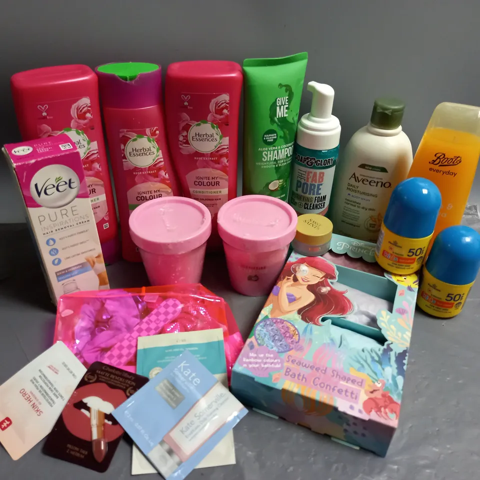 APPROXIMATELY 20 ASSORTED HEALTH AND BEAUTY PRODUCTS TO INCLUDE GIVE ME CLARIFYING SCALP SCRUB, DISNEY PRINCESS SEAWEED SHAPED BATH CONFETTI AVEENO DAILY MOISTURISING BODY WASH