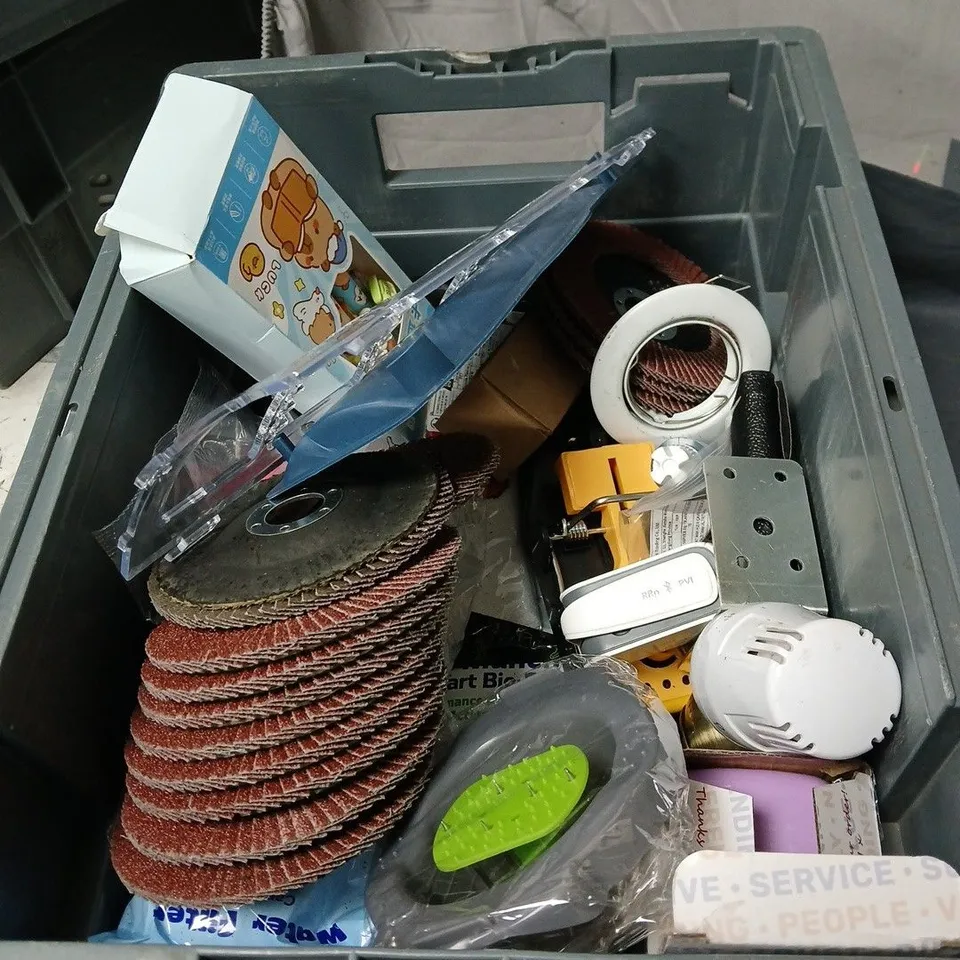 APPROXIMATELY 25 ASSORTED ITEMS TO INCLUDE TWEED ARAN WOOL, TOOLS, RADIATOR PARTS, WATER FILTER CARTRIDGE ETC