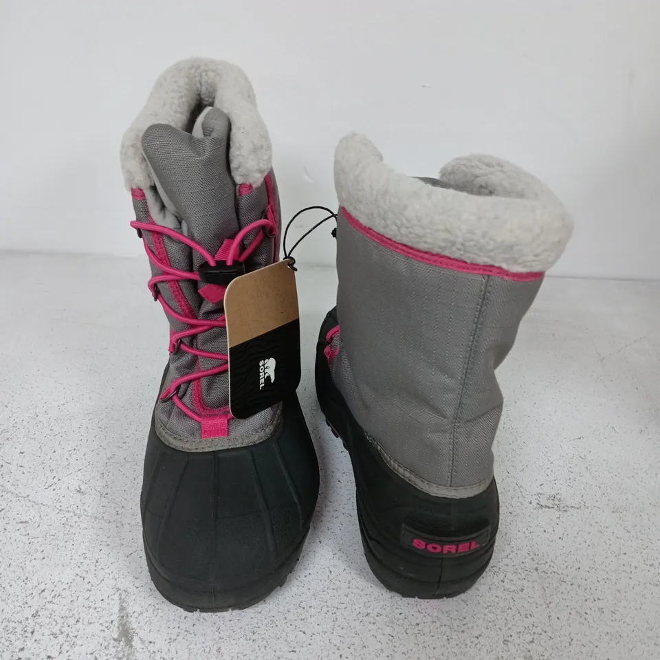 BOXED PAIR OF SOREL YOUTH CUMBERLAND 2 BOOTS IN LIGHT GREY/PINK - UK 5.5